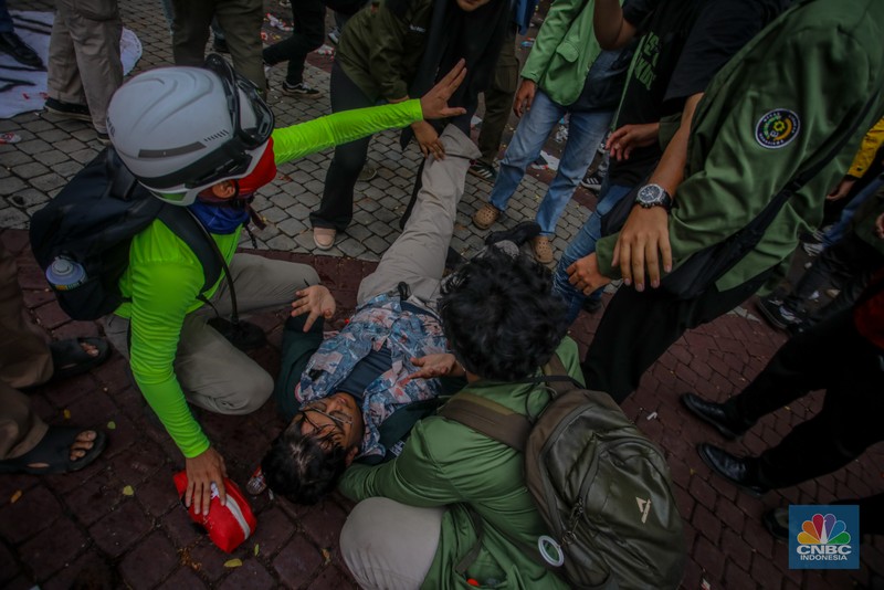 Massa aksi membakar barier di depan Gedung Polda Metro Jaya, Jalan Jendral Sudirman, Jakarta, Jumat (29/8/2025). (CNBC Indonesia/Faisal Rahman)