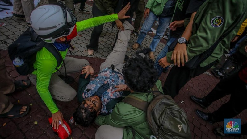 Massa aksi membakar barier di depan Gedung Polda Metro Jaya, Jalan Jendral Sudirman, Jakarta, Jumat (29/8/2025). (CNBC Indonesia/Faisal Rahman)