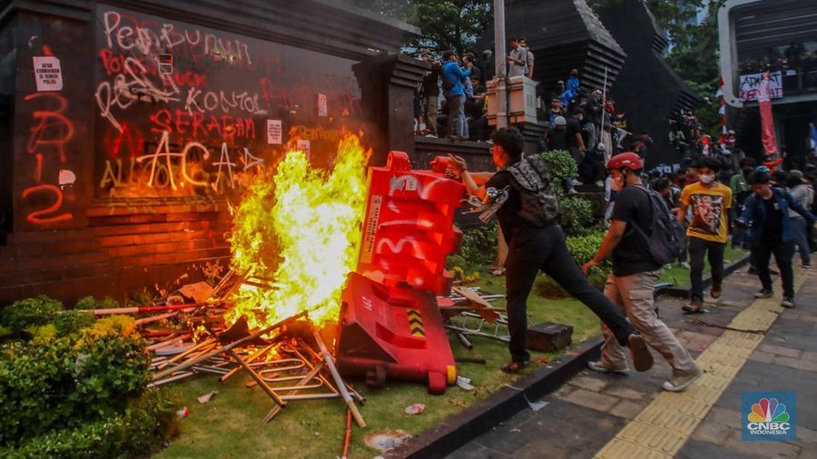Massa aksi membakar barier di depan Gedung Polda Metro Jaya, Jalan Jendral Sudirman, Jakarta, Jumat (29/8/2025). (CNBC Indonesia/Faisal Rahman)