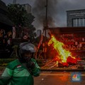 Ricuh di Polda Metro! Massa Bentrok Vs Polisi-Ada Emak-Emak Maju Orasi