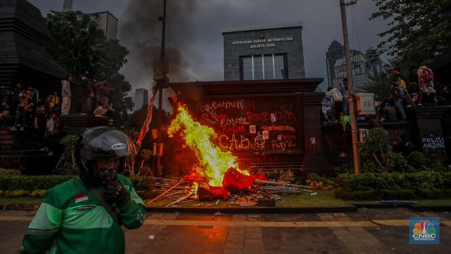 Ricuh di Polda Metro! Massa Bentrok Vs Polisi-Ada Emak-Emak Maju Orasi