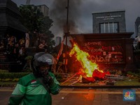Ricuh di Polda Metro! Massa Bentrok Vs Polisi-Ada Emak-Emak Maju Orasi