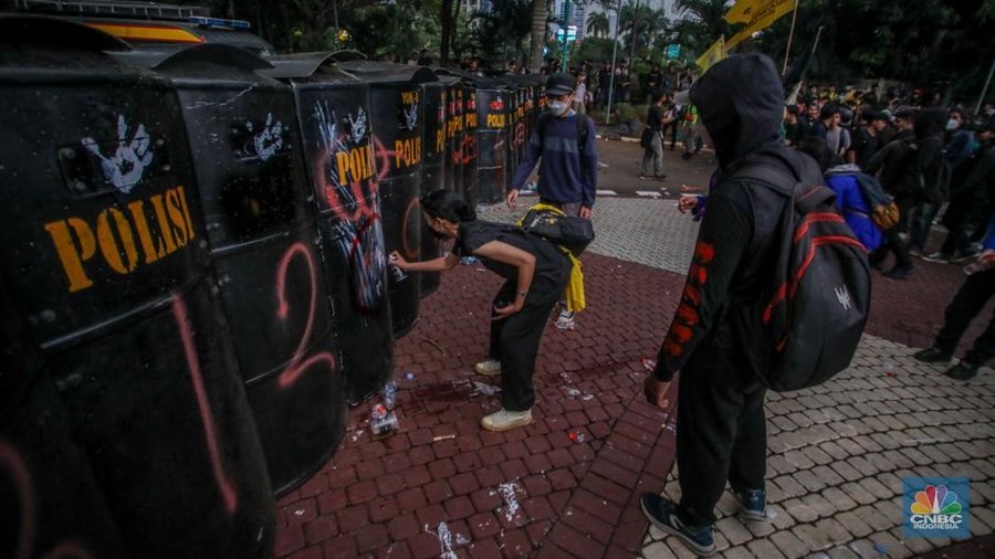 Massa aksi membakar barier di depan Gedung Polda Metro Jaya, Jalan Jendral Sudirman, Jakarta, Jumat (29/8/2025). (CNBC Indonesia/Faisal Rahman)