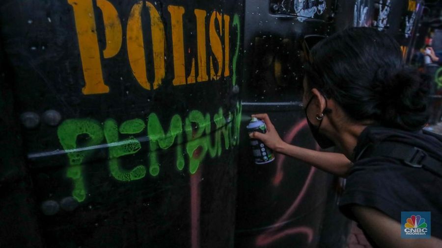 Massa aksi membakar barier di depan Gedung Polda Metro Jaya, Jalan Jendral Sudirman, Jakarta, Jumat (29/8/2025). (CNBC Indonesia/Faisal Rahman)