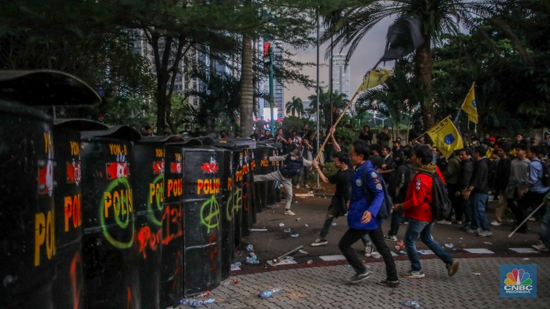 Massa aksi membakar barier di depan Gedung Polda Metro Jaya, Jalan Jendral Sudirman, Jakarta, Jumat (29/8/2025). (CNBC Indonesia/Faisal Rahman)