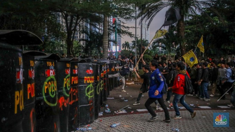 Massa aksi membakar barier di depan Gedung Polda Metro Jaya, Jalan Jendral Sudirman, Jakarta, Jumat (29/8/2025). (CNBC Indonesia/Faisal Rahman)