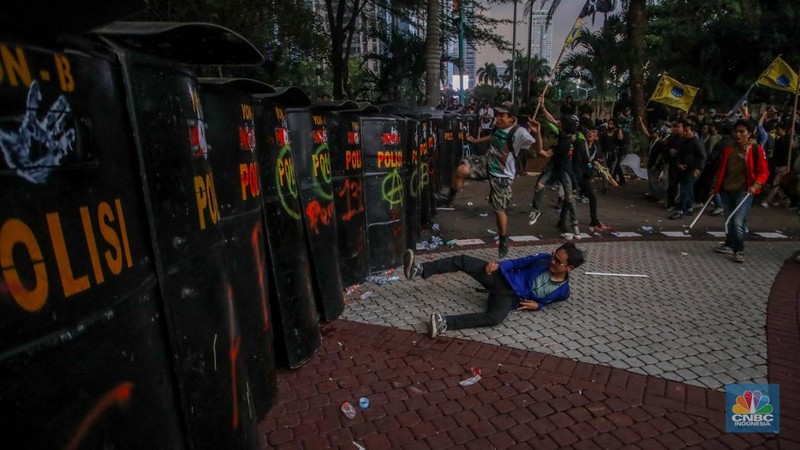 Massa aksi membakar barier di depan Gedung Polda Metro Jaya, Jalan Jendral Sudirman, Jakarta, Jumat (29/8/2025). (CNBC Indonesia/Faisal Rahman)