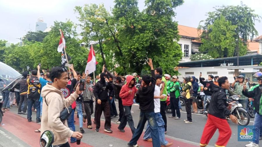 Massa aksi terpantau memadati Jalan Kramat Raya, Jakarta Pusat, Jumat (29/8/2025). (CNBC Indonesia/Robertus Andrianto)