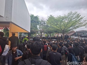 Kumpul di Cik Di Tiro, Massa Demo Jogja Memanggil Bergerak ke Polda DIY