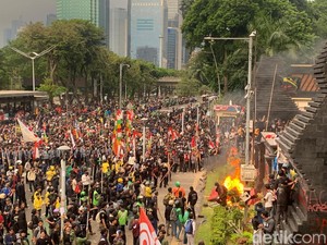 Massa Demo Bakar Barier dan Pagar di Polda Metro Jaya