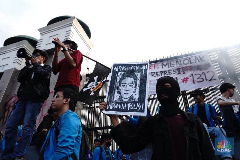 Massa berunjuk rasa terkait tunjangan DPR hingga kematian ojol yang dilindas rantis polisi di kawasan Gedung DPR, Jakarta, Jumat (29/8/2025). Massa berunjuk rasa terkait tunjangan DPR hingga kematian ojol yang dilindas rantis polisi di kawasan Gedung DPR, Jakarta, Jumat (29/8/2025). (CNBC Indonesia/Muhammad Sabki)