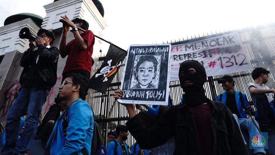 Massa berunjuk rasa terkait tunjangan DPR hingga kematian ojol yang dilindas rantis polisi di kawasan Gedung DPR, Jakarta, Jumat (29/8/2025).  (CNBC Indonesia/Muhammad Sabki)