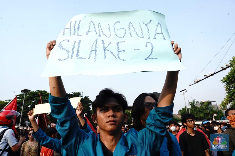 Massa berunjuk rasa terkait tunjangan DPR hingga kematian ojol yang dilindas rantis polisi di kawasan Gedung DPR, Jakarta, Jumat (29/8/2025).  (CNBC Indonesia/Muhammad Sabki)