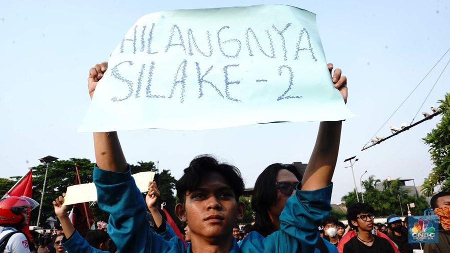 Massa berunjuk rasa terkait tunjangan DPR hingga kematian ojol yang dilindas rantis polisi di kawasan Gedung DPR, Jakarta, Jumat (29/8/2025).  (CNBC Indonesia/Muhammad Sabki)