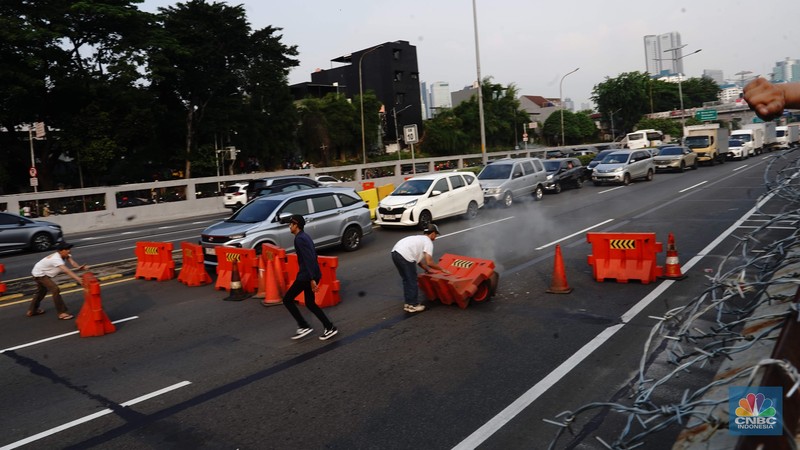 Massa berunjuk rasa terkait tunjangan DPR hingga kematian ojol yang dilindas rantis polisi di kawasan Gedung DPR, Jakarta, Jumat (29/8/2025). Massa berunjuk rasa terkait tunjangan DPR hingga kematian ojol yang dilindas rantis polisi di kawasan Gedung DPR, Jakarta, Jumat (29/8/2025). (CNBC Indonesia/Muhammad Sabki)
