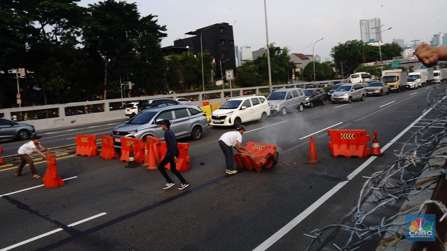 Massa berunjuk rasa terkait tunjangan DPR hingga kematian ojol yang dilindas rantis polisi di kawasan Gedung DPR, Jakarta, Jumat (29/8/2025).  (CNBC Indonesia/Muhammad Sabki)