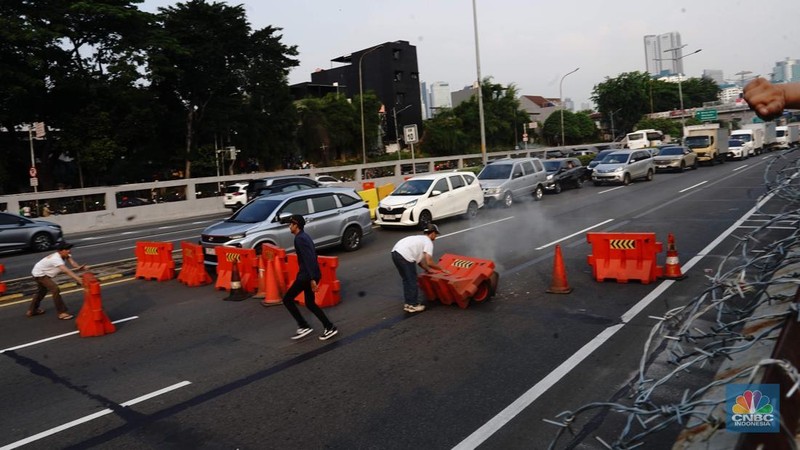 Massa berunjuk rasa terkait tunjangan DPR hingga kematian ojol yang dilindas rantis polisi di kawasan Gedung DPR, Jakarta, Jumat (29/8/2025).  (CNBC Indonesia/Muhammad Sabki)