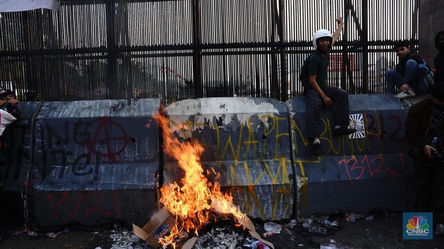 Massa berunjuk rasa terkait tunjangan DPR hingga kematian ojol yang dilindas rantis polisi di kawasan Gedung DPR, Jakarta, Jumat (29/8/2025).  (CNBC Indonesia/Muhammad Sabki)