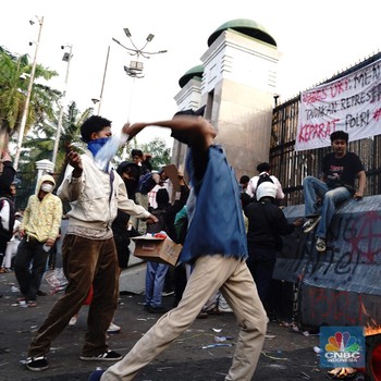 Begini Kondisi Terkini Demo di Depan Gedung DPR, Jalan Tol Ditutup!