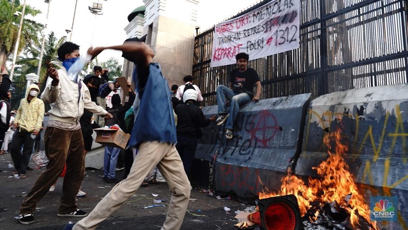 Massa berunjuk rasa terkait tunjangan DPR hingga kematian ojol yang dilindas rantis polisi di kawasan Gedung DPR, Jakarta, Jumat (29/8/2025).  (CNBC Indonesia/Muhammad Sabki)