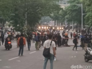Massa Bertahan di Depan Kantor Gubernur Jateng Meski Dihujani Gas Air Mata