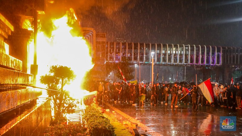 Massa demonstrasi di depan Polda Metro Jaya, Jalan Jendral Sudirman, Jakarta pada Jumat (29/8/2025) malam terpantau ricuh. Massa demonstrasi di depan Polda Metro Jaya, Jalan Jendral Sudirman, Jakarta pada Jumat (29/8/2025) malam terpantau ricuh. (CNBC Indonesia/Faisal Rahman)