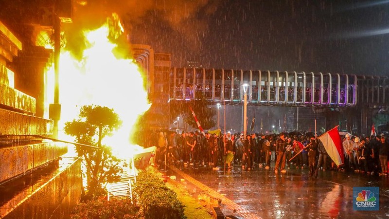 Massa demonstrasi di depan Polda Metro Jaya, Jalan Jendral Sudirman, Jakarta pada Jumat (29/8/2025) malam terpantau ricuh. (CNBC Indonesia/Faisal Rahman)