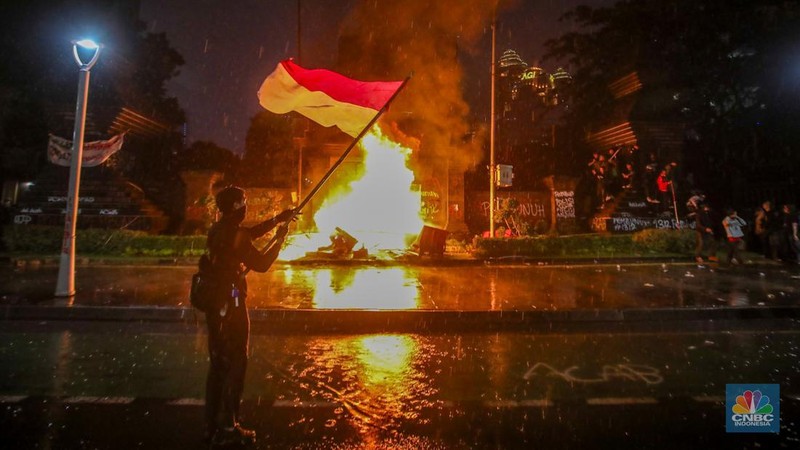 Massa demonstrasi di depan Polda Metro Jaya, Jalan Jendral Sudirman, Jakarta pada Jumat (29/8/2025) malam terpantau ricuh. (CNBC Indonesia/Faisal Rahman)