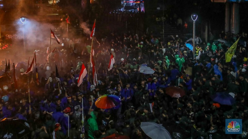 Massa demonstrasi di depan Polda Metro Jaya, Jalan Jendral Sudirman, Jakarta pada Jumat (29/8/2025) malam terpantau ricuh. Massa demonstrasi di depan Polda Metro Jaya, Jalan Jendral Sudirman, Jakarta pada Jumat (29/8/2025) malam terpantau ricuh. (CNBC Indonesia/Faisal Rahman)