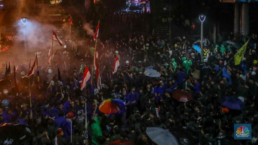 Massa demonstrasi di depan Polda Metro Jaya, Jalan Jendral Sudirman, Jakarta pada Jumat (29/8/2025) malam terpantau ricuh. (CNBC Indonesia/Faisal Rahman)