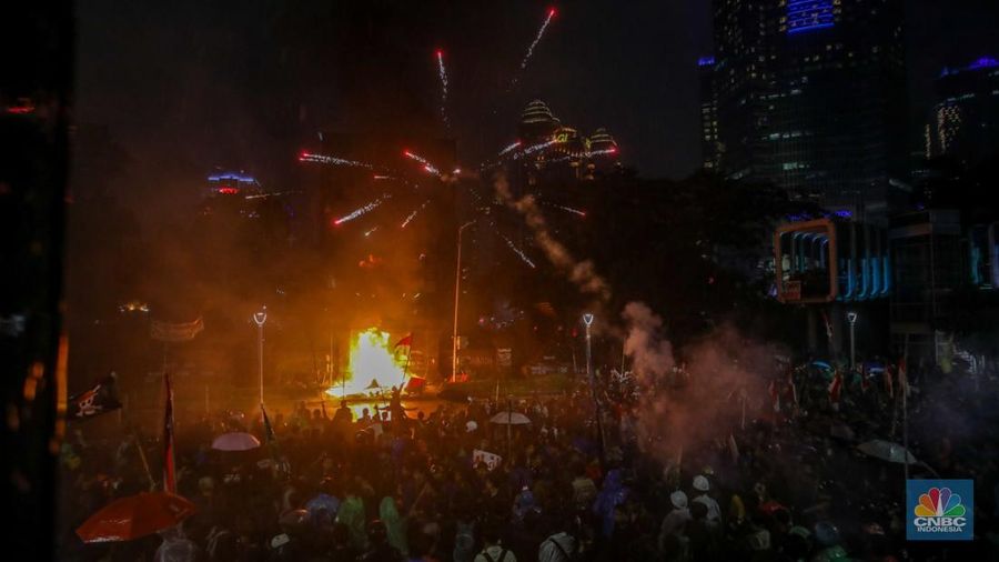 Massa demonstrasi di depan Polda Metro Jaya, Jalan Jendral Sudirman, Jakarta pada Jumat (29/8/2025) malam terpantau ricuh. (CNBC Indonesia/Faisal Rahman)