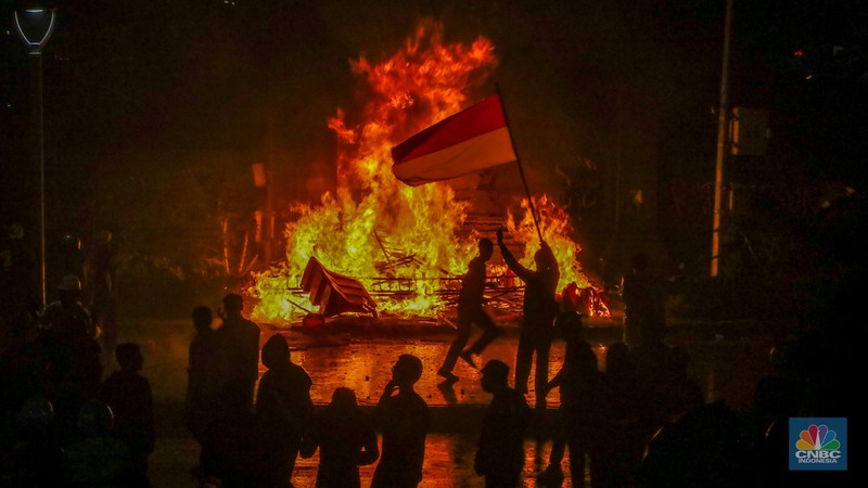 Massa demonstrasi di depan Polda Metro Jaya, Jalan Jendral Sudirman, Jakarta pada Jumat (29/8/2025) malam terpantau ricuh. Massa demonstrasi di depan Polda Metro Jaya, Jalan Jendral Sudirman, Jakarta pada Jumat (29/8/2025) malam terpantau ricuh. (CNBC Indonesia/Faisal Rahman)