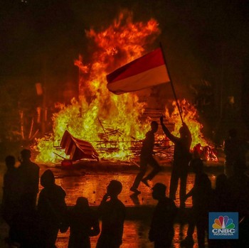 Penampakan Malam Mencekam di Sudirman! Massa Bentrok Vs Aparat