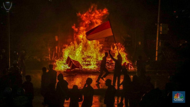 Massa demonstrasi di depan Polda Metro Jaya, Jalan Jendral Sudirman, Jakarta pada Jumat (29/8/2025) malam terpantau ricuh. (CNBC Indonesia/Faisal Rahman)