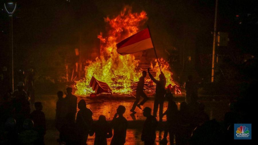 Massa demonstrasi di depan Polda Metro Jaya, Jalan Jendral Sudirman, Jakarta pada Jumat (29/8/2025) malam terpantau ricuh. Massa demonstrasi di depan Polda Metro Jaya, Jalan Jendral Sudirman, Jakarta pada Jumat (29/8/2025) malam terpantau ricuh. (CNBC Indonesia/Faisal Rahman)