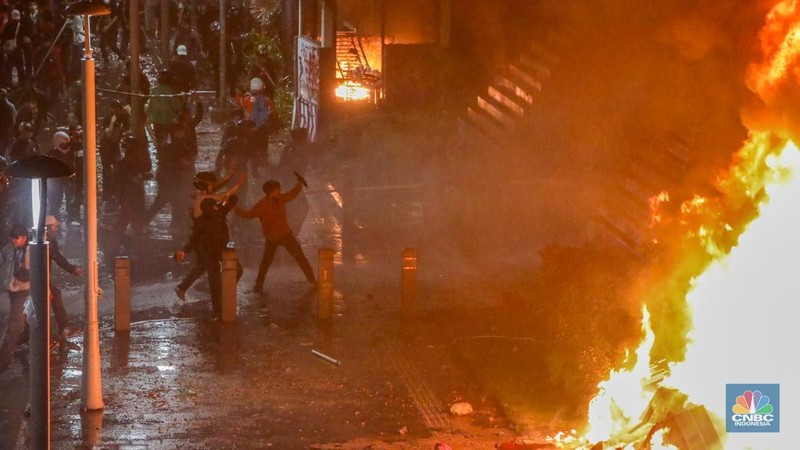 Massa demonstrasi di depan Polda Metro Jaya, Jalan Jendral Sudirman, Jakarta pada Jumat (29/8/2025) malam terpantau ricuh. (CNBC Indonesia/Faisal Rahman)