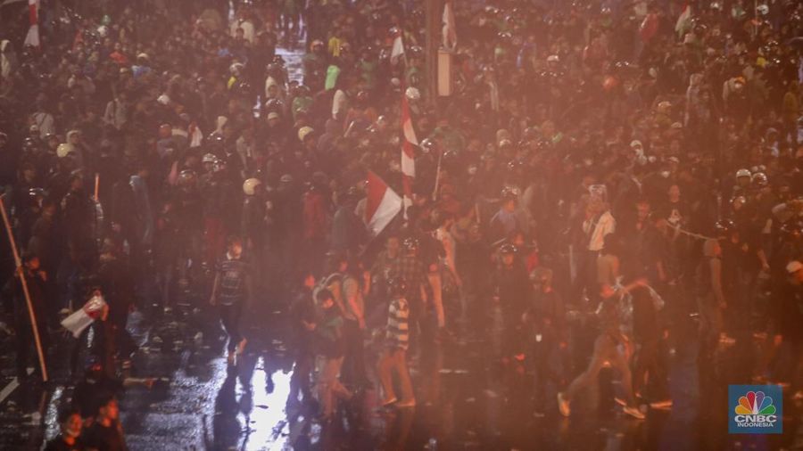 Massa demonstrasi di depan Polda Metro Jaya, Jalan Jendral Sudirman, Jakarta pada Jumat (29/8/2025) malam terpantau ricuh. (CNBC Indonesia/Faisal Rahman)