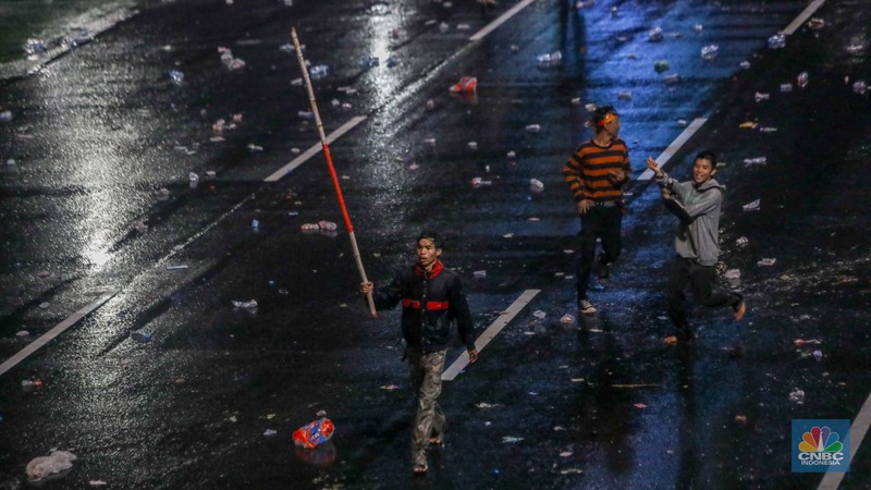 Massa demonstrasi di depan Polda Metro Jaya, Jalan Jendral Sudirman, Jakarta pada Jumat (29/8/2025) malam terpantau ricuh. Massa demonstrasi di depan Polda Metro Jaya, Jalan Jendral Sudirman, Jakarta pada Jumat (29/8/2025) malam terpantau ricuh. (CNBC Indonesia/Faisal Rahman)