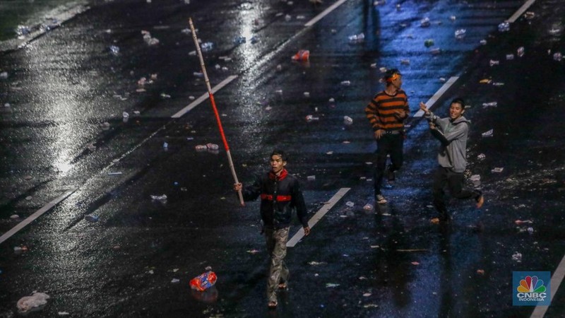 Massa demonstrasi di depan Polda Metro Jaya, Jalan Jendral Sudirman, Jakarta pada Jumat (29/8/2025) malam terpantau ricuh. (CNBC Indonesia/Faisal Rahman)