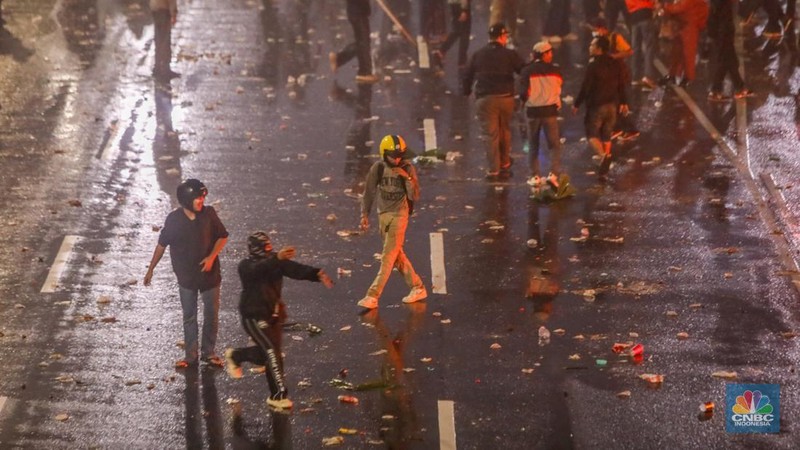 Massa demonstrasi di depan Polda Metro Jaya, Jalan Jendral Sudirman, Jakarta pada Jumat (29/8/2025) malam terpantau ricuh. (CNBC Indonesia/Faisal Rahman)