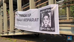Video: Massa Geruduk Polda Metro Jaya, Tuntut Keadilan untuk Affan