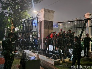 Masih Bertahan, Massa Demo Jebol Pagar Besi Samping Gedung DPR