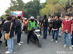 Massa Demo Depan Unhas Tutup Jalan Perintis Makassar, Cuma Ojol Boleh Melintas