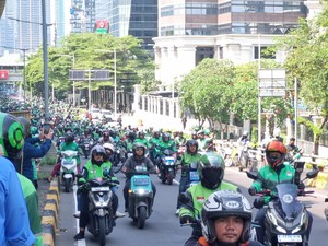Momen Ratusan Ojol Iringi Jenazah Affan Kurniawan ke Pemakaman