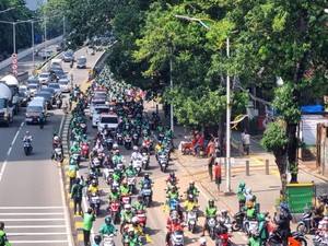 Penampakan Lautan Ojol Antar Jenazah Affan Kurniawan ke Peristirahatan Terakhir