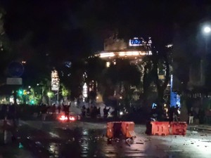 Pendemo di Surabaya Bertahan dan Api Membara di Jalan Pangsud