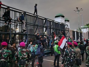 Hujan Deras, Massa Demo yang Sempat Jebol Gerbang Utama DPR Keluar