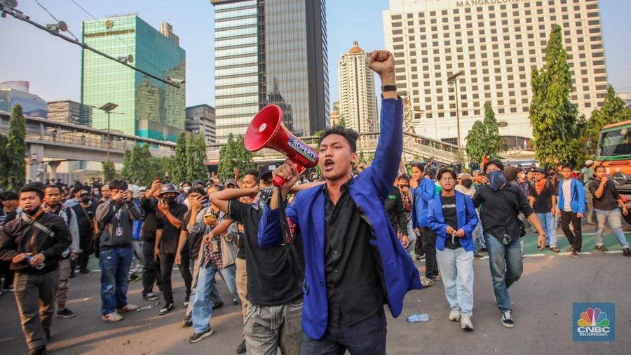 Massa yang terdiri dari mahasiswa hingga elemen masyarakat melakukan unjuk rasa di depan Polda Metro Jaya, Jakarta, Jumat (29/8/2025). (CNBC Indonesia/Faisal Rahman)