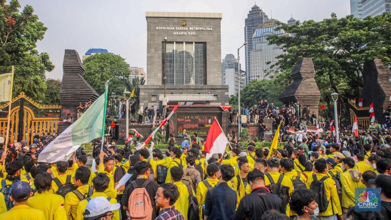 Massa yang terdiri dari mahasiswa hingga elemen masyarakat melakukan unjuk rasa di depan Polda Metro Jaya, Jakarta, Jumat (29/8/2025). (CNBC Indonesia/Faisal Rahman)