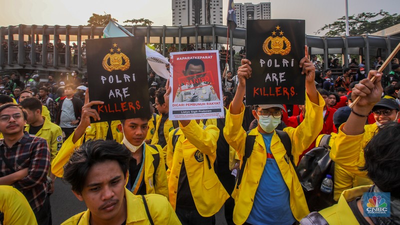 Massa yang terdiri dari mahasiswa hingga elemen masyarakat melakukan unjuk rasa di depan Polda Metro Jaya, Jakarta, Jumat (29/8/2025). (CNBC Indonesia/Faisal Rahman)